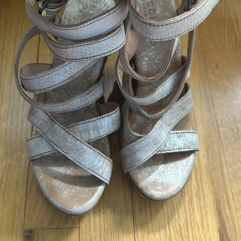 Women's Strappy Wedge Sandals - Picture 3 of 7